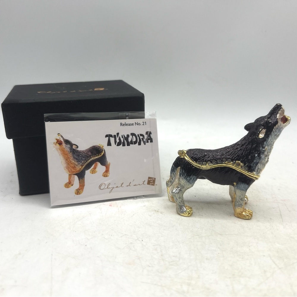 Tundra Black and Gold Wolf Sculpture Trinket Box